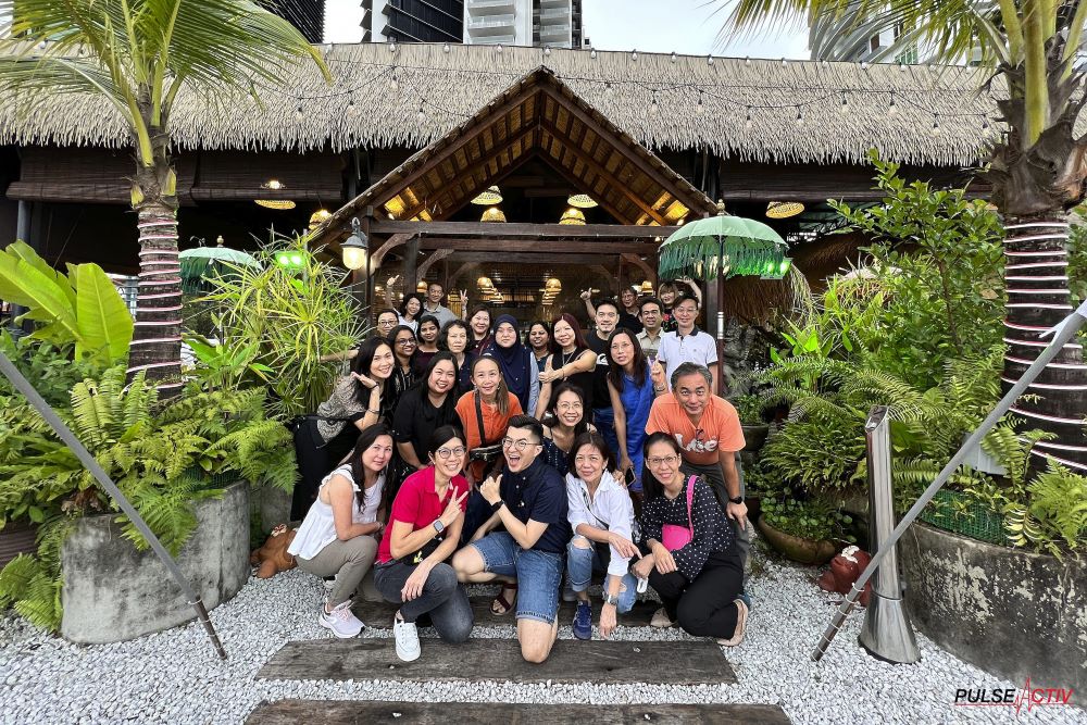 Team Building Events Gallery - Group Photo Overseas Retreat Penang Seafood Dinner Bonding